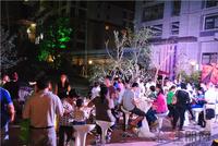 嘉宾在品尝自助餐