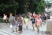 登上多级台阶，前往售楼中心