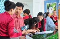 置业顾问为客户讲解