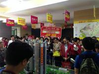 购房者认真听沙盘讲解