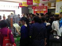 购房者围满沙盘四周