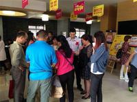 购房者们讨论项目户型