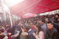 热闹的开盘现场