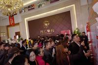 售楼部也聚集许多人