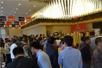 售楼部内人潮涌动