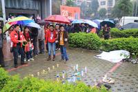 业主兴奋地套活鸭