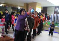 业主进行飞镖趣味活动