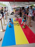 小孩滚西瓜比赛