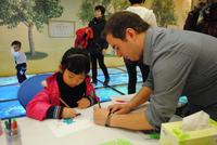 美泉1612国际伟才幼儿园助教与孩子一起涂鸦