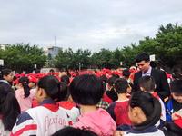 为福绵中心小学发小红帽和安全知识现场