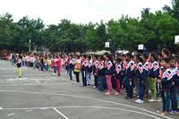 为福绵中心小学发小红帽和安全知识现场