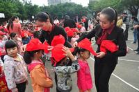 为福绵中心小学发小红帽和安全知识现场