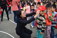 为福绵中心小学发小红帽和安全知识现场