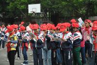 为福绵中心小学发小红帽和安全知识现场