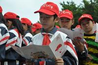 为福绵中心小学发小红帽和安全知识现场