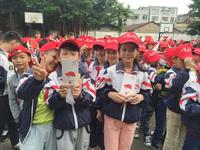 为福绵中心小学发小红帽和安全知识现场