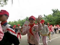 为福绵中心小学发小红帽和安全知识现场