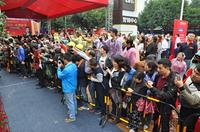 营销中心从里到外人潮涌动