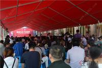 购房者着急等待选房