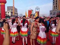 古定中心小学学生为每一位到场宾客系上红领巾