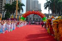 古定中心小学鼓号队以及醒狮列队迎宾