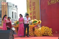 九九集团及金旺角集团玉林分公司董事长冼光伟为醒狮点睛