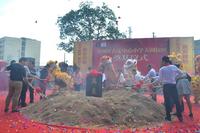 领导嘉宾为古定小学天湖校区奠基培土