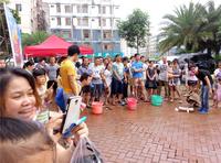 捕鱼现场人头攒动