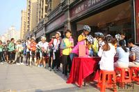 活动签到现场有序地排队