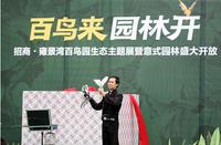 魔术师展现其娴熟的表演