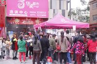 在洽谈中心门前聚集