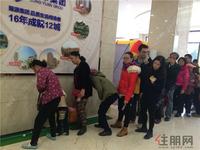 大家排队参与游戏