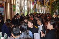 众多购房者涌向抢房区