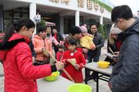 夹弹珠游戏十分讲究技巧