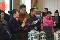 1月23日龙湾公馆首期开盘置业顾问给客户介绍项目