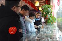 龙湾公馆首期开盘客户在研究户型模型