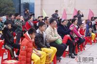 家长全神贯注观看比赛