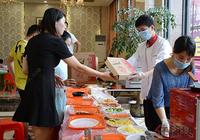 刚出炉的新鲜披萨