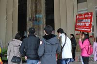 网友走进项目售楼部