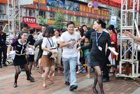 认筹嘉宾涌入现场瞬间