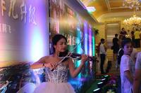 美女小提琴手为嘉宾们演奏