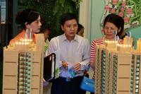 购房者在了解项目