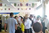 营销中心挤满了前来参与活动的购房者