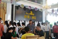 营销中心挤满了前来参与活动的购房者