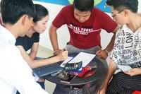 置业顾问向购房者作详细讲解