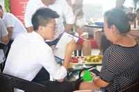 置业顾问向购房者作详细讲解