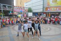 闹市中心惊现“快闪族”