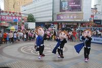 萌呆的玩偶在表演