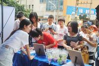 市民在扫描项目二维码