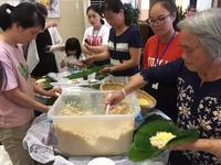 包粽子比赛现场